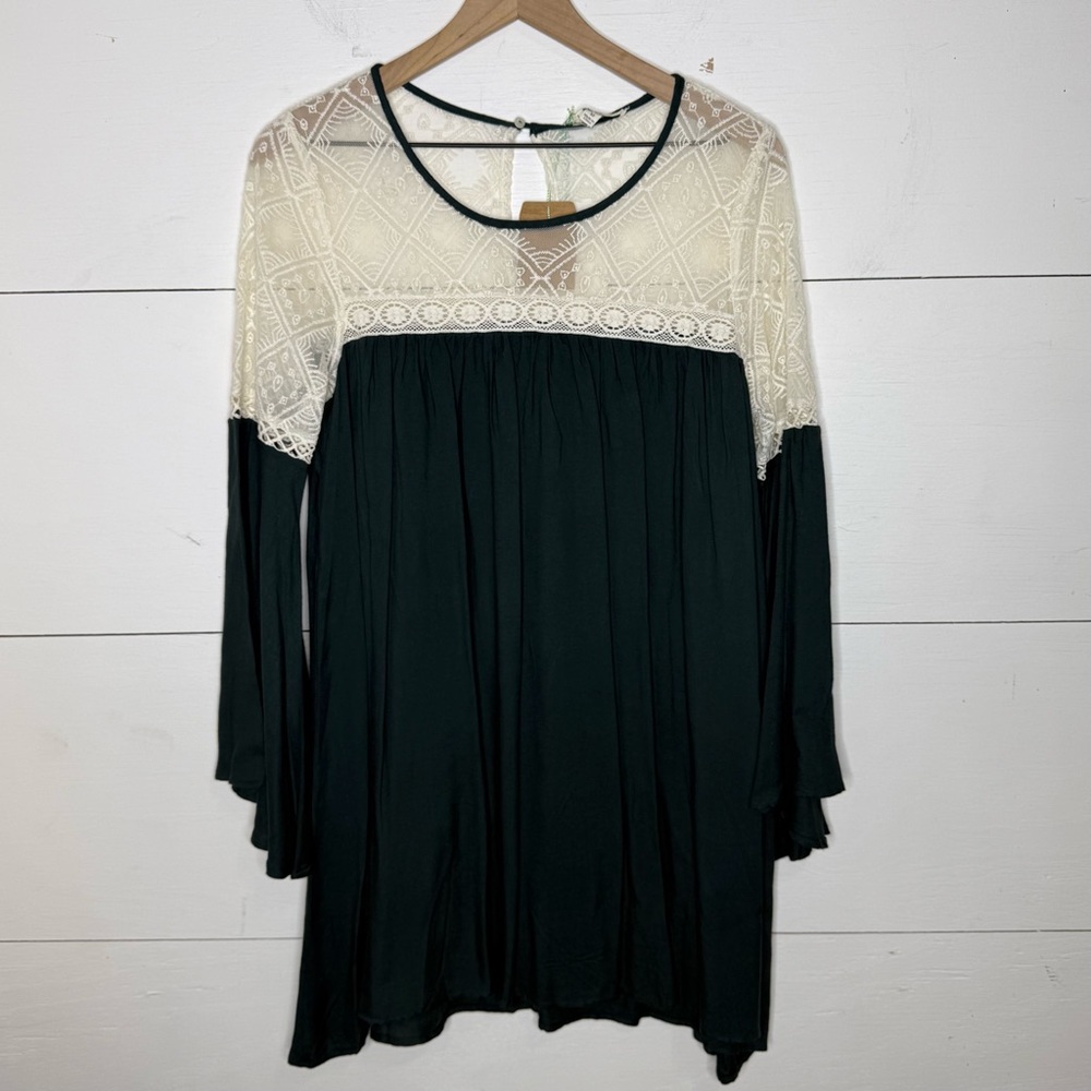 Umgee • Green and Cream Lace Dress Size Medium NWT